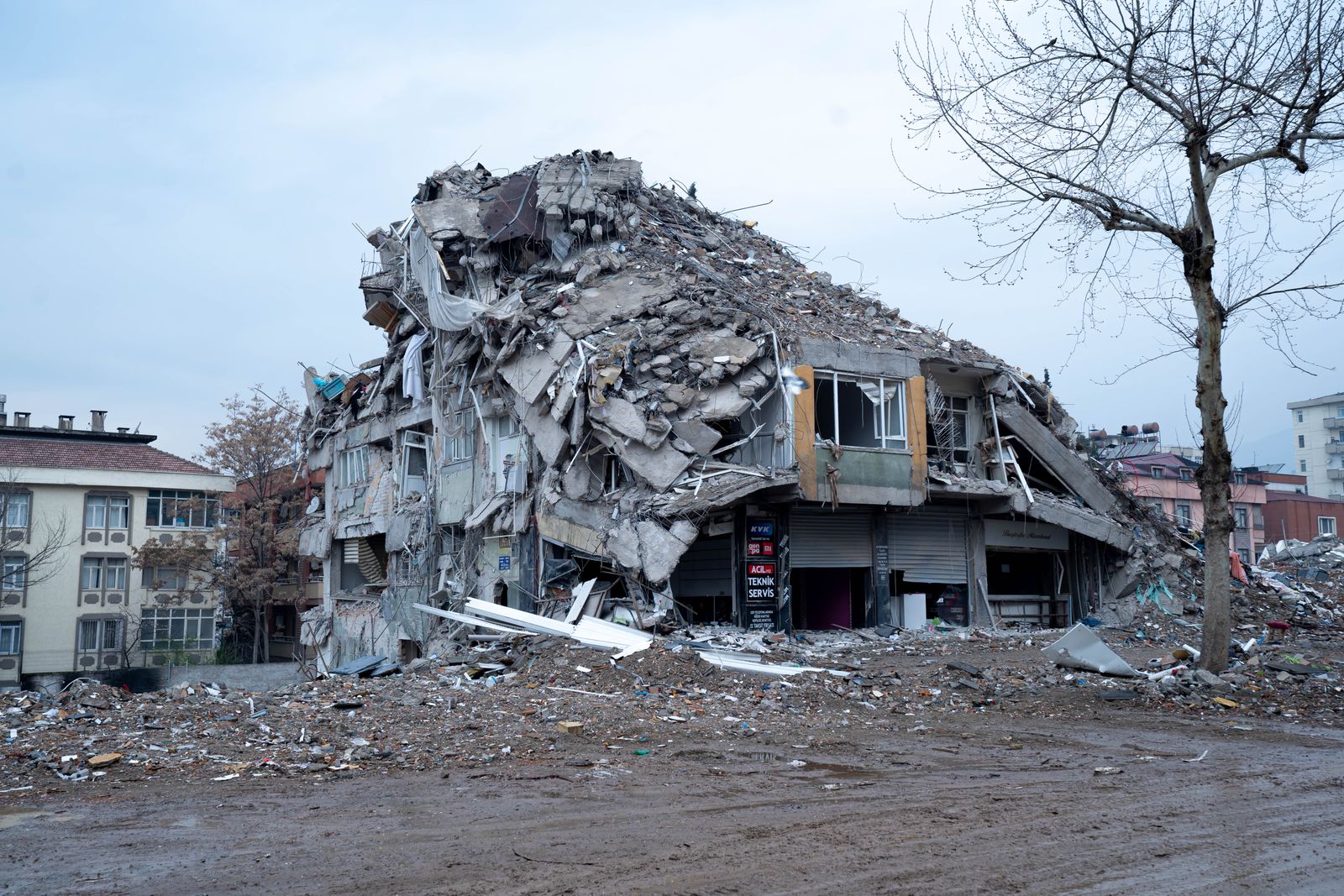 Edificio residenziale di più piani collassato dopo un terremoto
